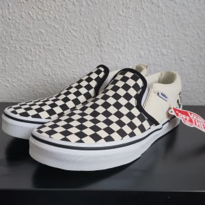 Checkered Vans - Svartvit-rutiga Vans i Slip-On modell, storlek 38. För små för mig och därför aldrig använda, skick 10/10. Ursprungspris 449kr, säljer dem här för 300kr.