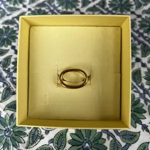 Säljer denna underbara ring från Sophie by Sophie i guldplätterat silver, storlek 17.  Bara att höra av er vid frågor :)