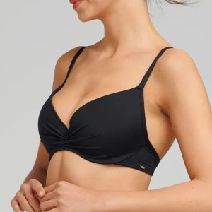 Push up bikini  - Säljer nu min push up bikini överdel från twilfit då jag precis köpt en ny😌Använd endast en gång, köptes i vintras för 549kr💓Storlek 65B men passar som en 70B också😊