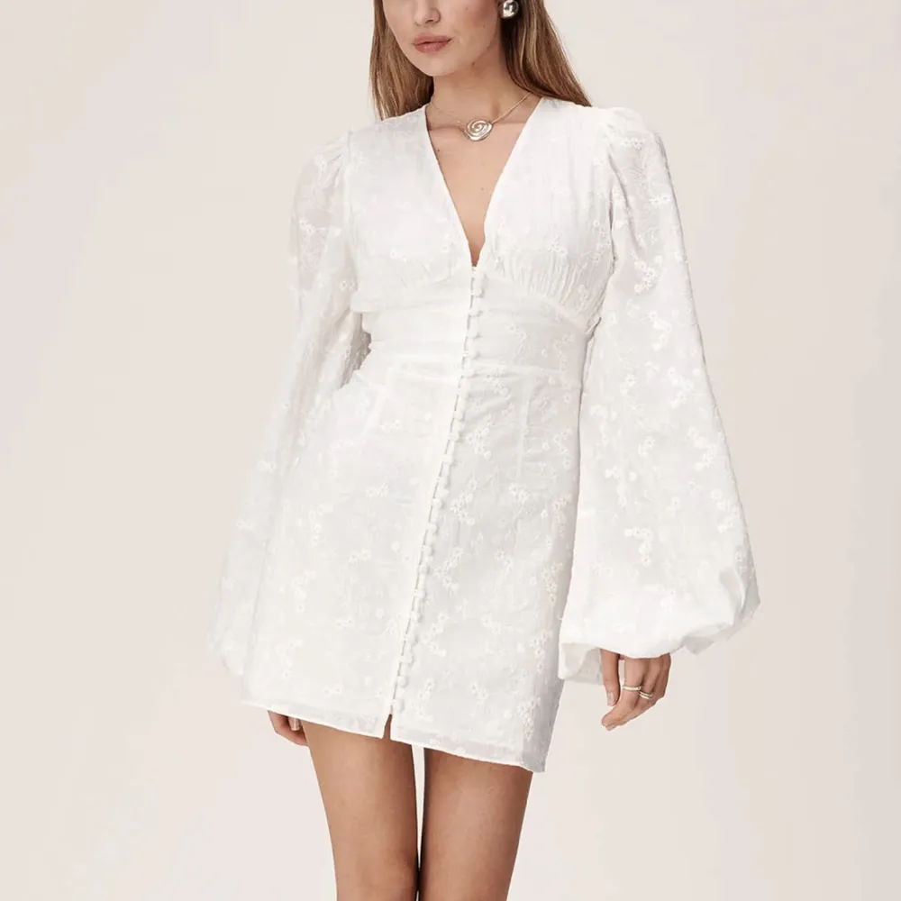 En superfin vit klänning från adoore, säljer pågrund av fel storlek och han inte skicka tillbaka, alltså är den helt ny med lappen på. Den är slutsåld på sidan och väldigt populär. Perfekt till studenten💕. Klänningar.