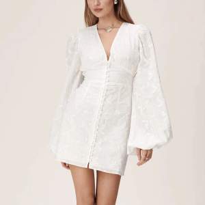En superfin vit klänning från adoore, säljer pågrund av fel storlek och han inte skicka tillbaka, alltså är den helt ny med lappen på. Den är slutsåld på sidan och väldigt populär. Perfekt till studenten💕