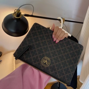 By Marlene Birger Clutch - Använd ett fåtal gånger❤️ exakt denna finns inte på deras hemsida längre!😍