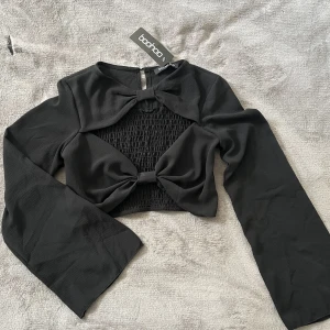 Cut-out topp - Svart cut-out topp från boohoo, aldrig använd. Storlek 38 sitter som en S🤍 Köparen står för fraktkostnad!
