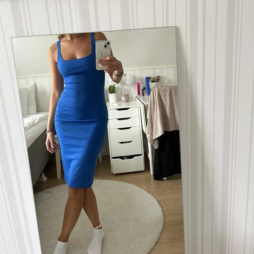 Knälång blå klänning med slits bak från Zara. Sitter som en smäck och materialet är 10/10. Går till knäna på mig som är 163 cm lång. . Klänningar.