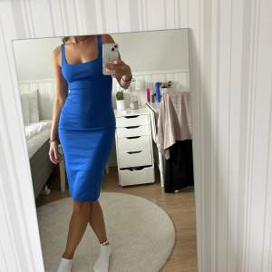 Knälång blå klänning med slits bak från Zara. Sitter som en smäck och materialet är 10/10. Går till knäna på mig som är 163 cm lång. 