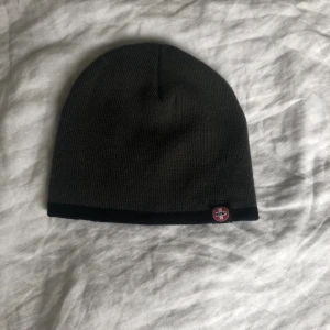 Bones Mössa - Säljer en mössa från skate märket bones. Nyskick, har nog aldrig använt den. Om jag har använt den så är det max en gång. Kan mötas upp i Stockholm eller frakta spårbart.