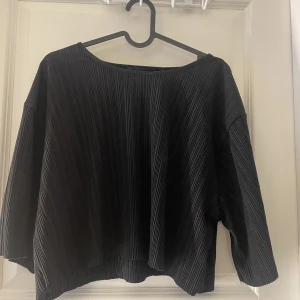 Tröja  - En lite festliga t-shirt🖤 storlek L men sitter som en xs/s🖤 aldrig använd, lappen kvar 