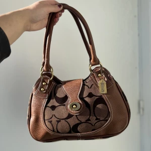 Vintage coach väska handbag bag  - Fantastisk vintage Coach väska i superfint skick säljes. Kan skicka fler bilder privat, alla läderdetaljer är gjord på äkta läder♥️