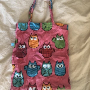 Tygväska - Korallrosa tygväska med söta ugglor på