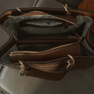 Väska - Jättefin nästan oanvänd 