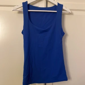 Zara linne - Säljer denna skit fina toppen då den var för stor på mig. Lappen är avklippta av förra ägaren.