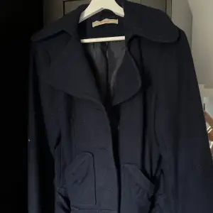 Kort mörkblå kappa från vero moda 