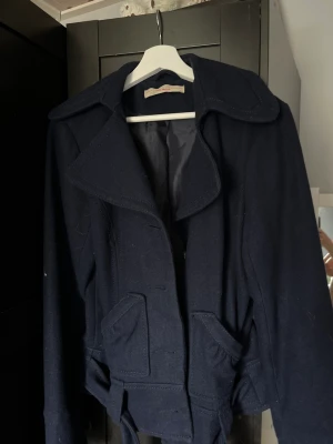 Blå kort kappa - Kort mörkblå kappa från vero moda 