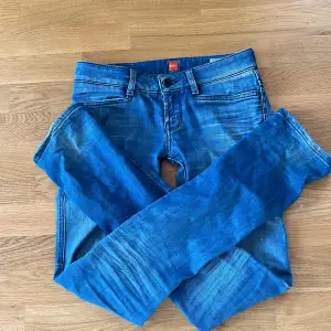 Jättesnygga jeans från Hugo Boss, modellen är rakbent och lågmidjat😚 Säljer pga av att de är för stora, annars i fint skick☺️För mer bilder/info kom privat👍