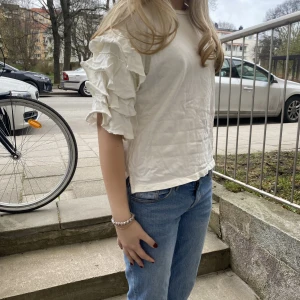 Sommartopp - Superfin tröja med volanger på armarna