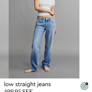 Low waist jeans - Low waist straight jeans från Gina Tricot. Storlek 36 säljer då de är för stora. Använda men i väldigt bra skick, har små hål på insidan av midjebandet då jag har knutit in dem men syns ej när dom är på. Skriv vid eventuella frågor💗