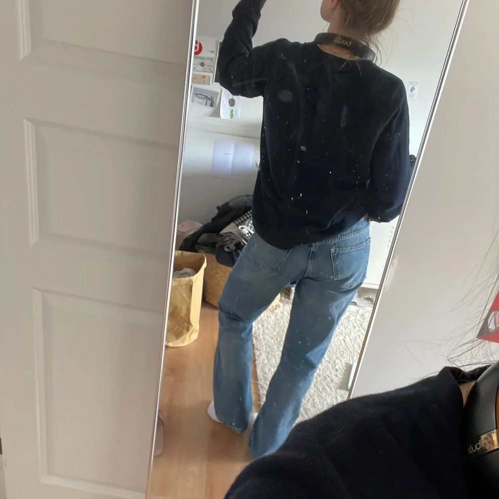 Urfeta jeans från Zara!! Storlek 40 och är oversized på mig som brukar ha 36/38. Jeans & Byxor.