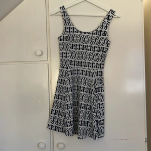 Mönstrad klänning - Blå och vit klänning från hm