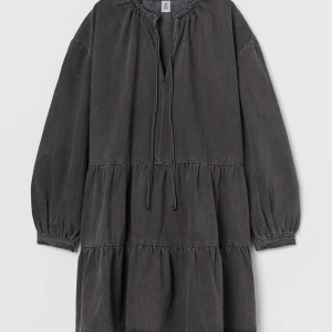 Går jeans klänning  - Jätte fin går klänning i jeans använd en gång , slutsåld ny pris 300