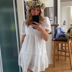 Vit klänning - Vit klänning ifrån H&M säljer för 75 kr + frakt. Andvänd 1 gång. Storlek S