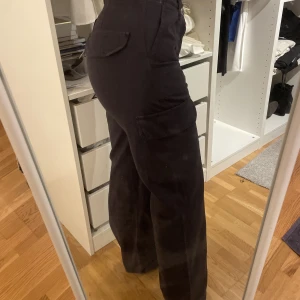 Cargobyxa från Zara - Gråa cargobyxor från zara som aldrig är använda. Storlek 34. Säljer för 150 kr + frakt 