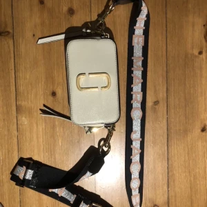 The Marc Jacobs väska - The Marc Jacobs väska som jag säljer då jag knappt använder den och så den kan komma till användning. Nypris ca 4000 kronor men säljer den för 2000 då den är använd men är som ny i skicket. 