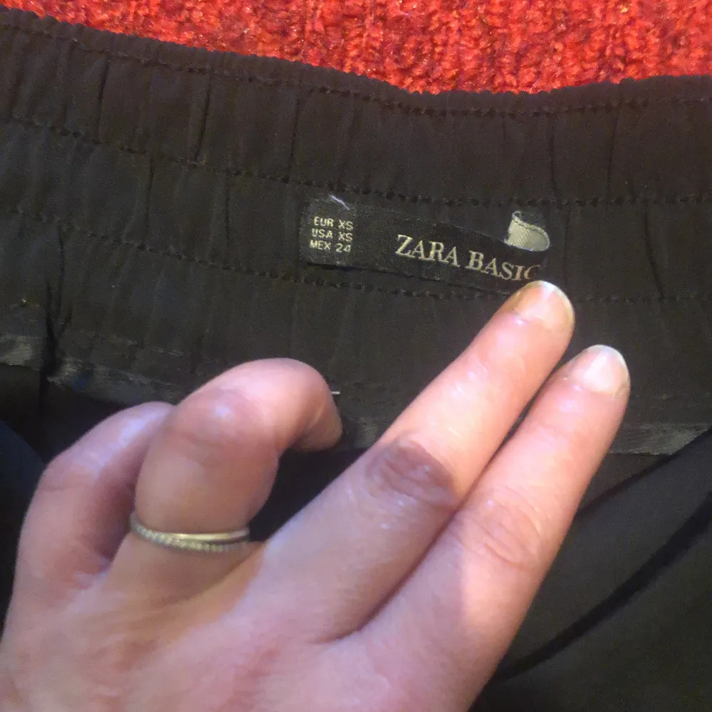 Zara kostymbyxor riktigt snygga sköna att ha på sig strl xs men passar mig som bär M. Jeans & Byxor.