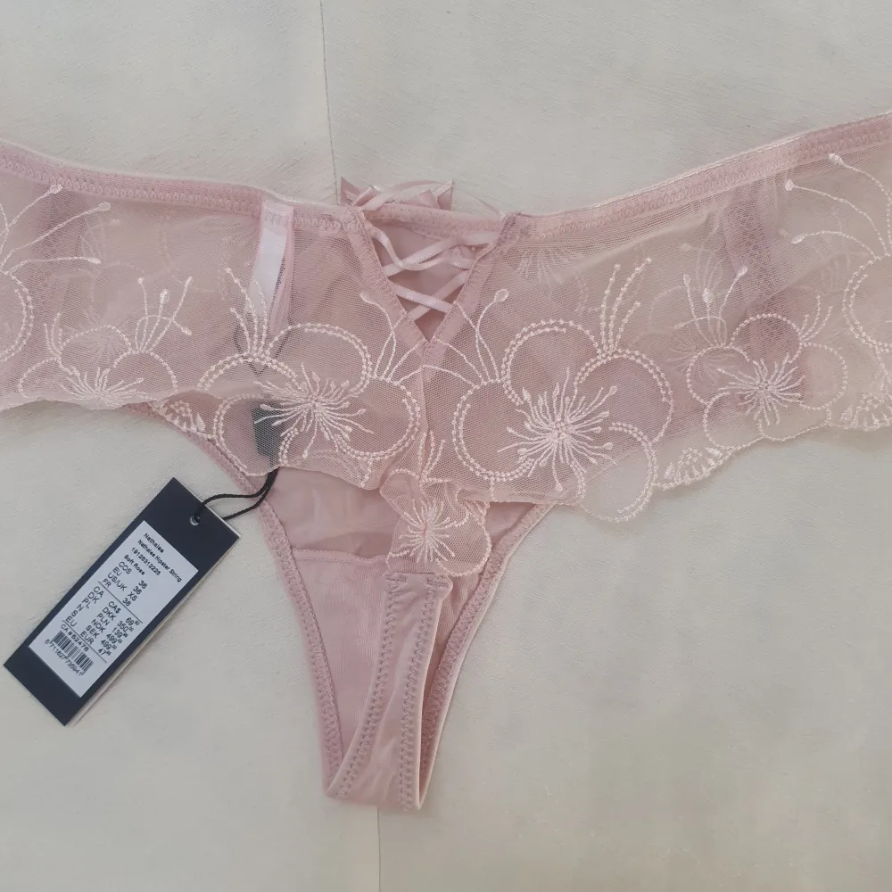 Helt oanvända givetvis, inte ens provade. Fick i present men säljer pga inte min stil.  Hipster string, rosa. Storlek 36. Ordinarie pris 499.. Shorts.