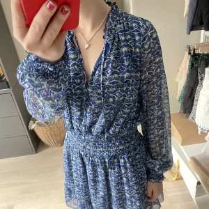 Zara klänning  - Säljer denna zara klänning då jag köpte fel storlek. Storlek S, lappen sitter kvar så den är endast testad och den är super bra skick !! Väldigt många är intresserade så jag startar en budgivning på 200kr. ❌SÄLJER ENDAST VID BRA BUD❌