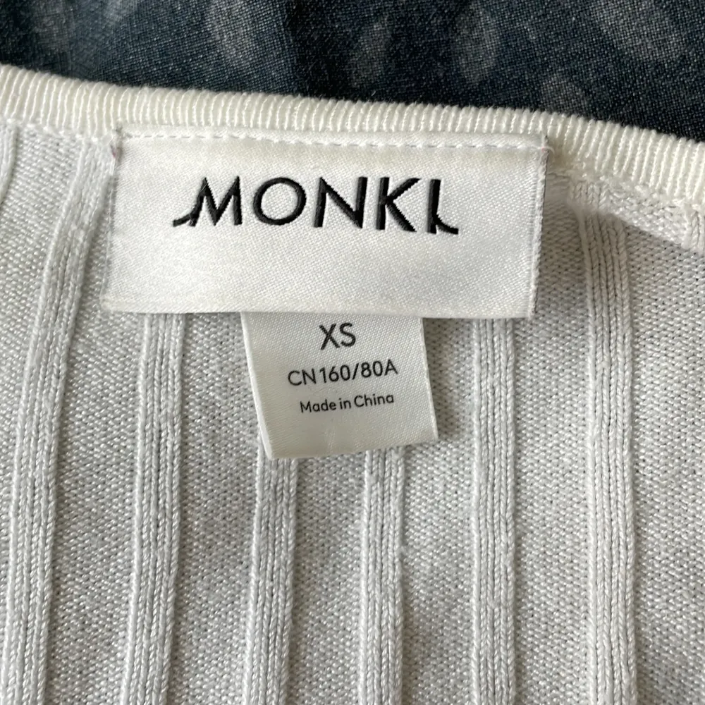 Jättegullig tröja från Monki. Säljer då den aldrig kommer till användning. Storlek xs, har i vanliga fall S. Köpt för 200kr.. Toppar.