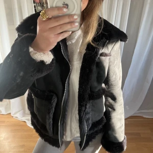 Pälsjacka - Jättefin jacka från NA-KD. Säljer då den inte kommer till användning.💘 För fler frågor kontakta mig. 