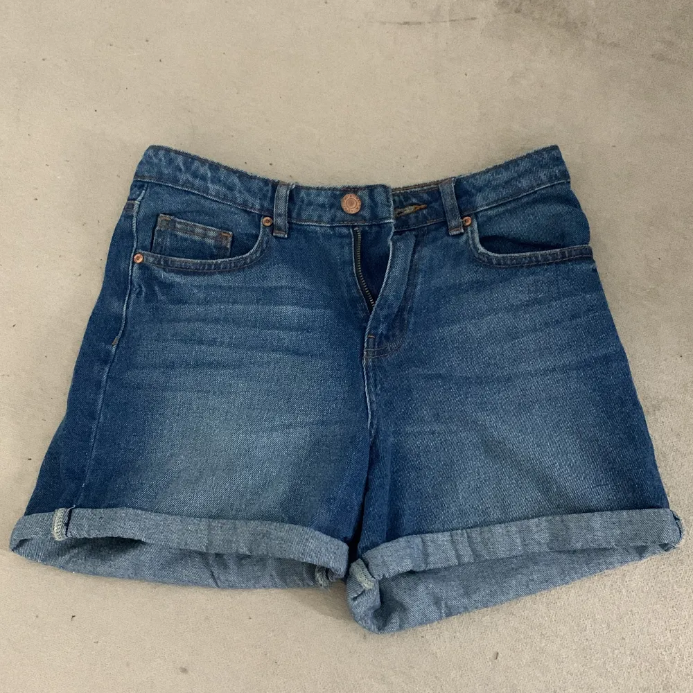 Superfina mörkblå jeansshorts med bra kvalitet i stl xs. Är för små för mig. Tyvärr är det en liten liten fläck där bak men det är något man knappt ens märker. 🤍. Shorts.