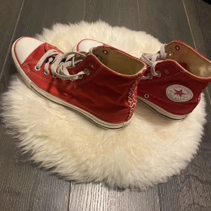 Röda converse - Röda converse i storlek 40! I bra skick! Jättefina verkligen med fina kryss på baksidan. Pris kan diskuteras!❤️