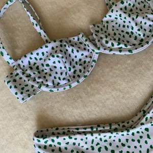 Vit bikini med gröna prickar. Fint skick & självklart tvättad! 🍉 passar xs och S