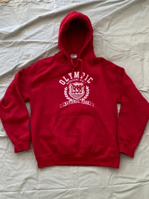 Röd hoodie - Superskön! Köpt secondhand 🥰