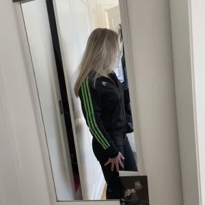 Adidas zipup  - En vintage adidas tröja köpt på second hand för inte så länge sedan. Jag säljer den så jag har andra jag använder mer💗
