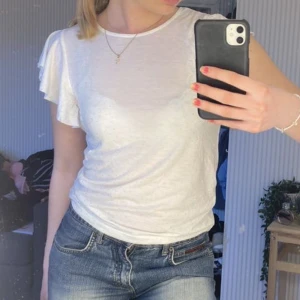 Topp med rhinestones  - Söt volangtopp med rhinestones🔥💋 se bild 3!! Köpare står för frakt