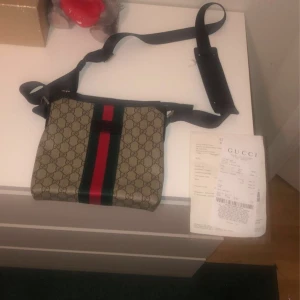Gucci väska äkta - Hej, säljer min Gucci väska för 2500. Kvitto finns. 