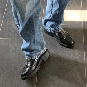 Loafers - Svarta loafers i storlek 38. Använda två gånger. Väldigt bra skick. 