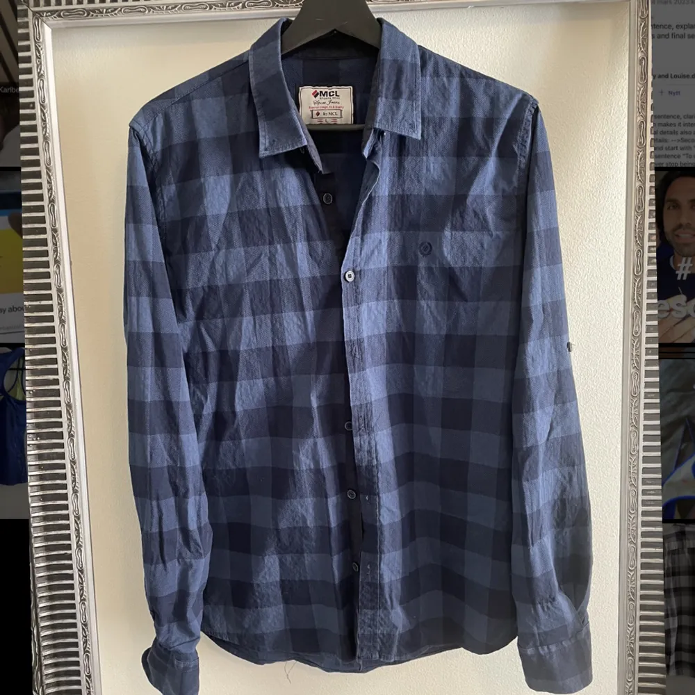 Fin blå skjorta med rutigt mönster storlek L . Skjortor.