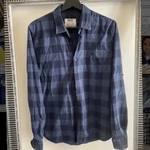 Fin blå skjorta med rutigt mönster storlek L 