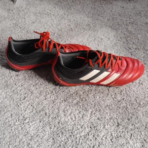 Rödaadidas fotbollskor - Jättefina röda fotbollskor med dobbar i bra skick