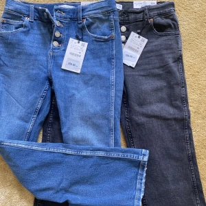 Blå och svarta jeans - 200 kr st! Säljer dessa helt nya jeans med lappen kvar, då det inte passa. Pris kan diskuteras!🥰🥰