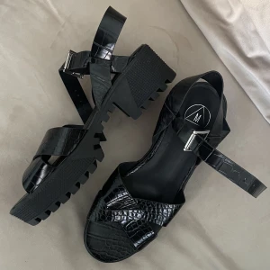 Sandaler med klack  - Säljer dessa somriga sandaler/klackar från Missguided. Aldrig kommit till användning så helt nya, därav säljer vidare!