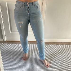 Skitsnygga slitna jeans i skinny-modell. Har tyvärr blivit för små. Från H&M vintage skinny high waist