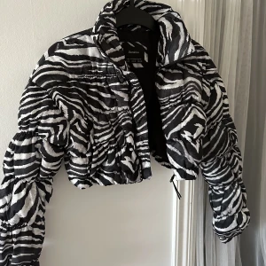 Jacka - Snygg kort jacka i zebramönster 🦓  Aldrig använd. 