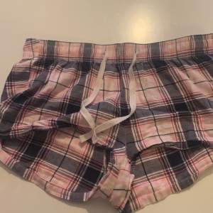 Ett par shorts från Gina tricot med ett rutigt mönster 