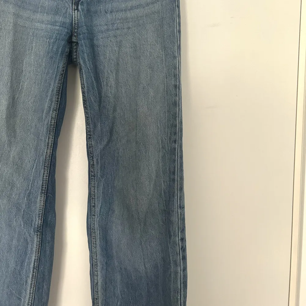 Säljer dessa jeans ifrån Berskha i storlek 36 för 250 kr. Det är i modellen straight men höj midja. Köparen står för frakten och betalningen sker via swish💕. Jeans & Byxor.