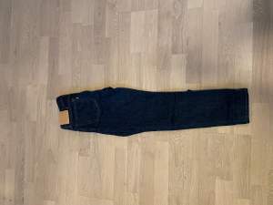 Två par fina jeans som knappt använda. Säljer för att dom är för små för mig och har inte plats för dom hemma. Storlek skulle jag säga är för er som är ca 140 till 150 cm långa och 23 i midja.