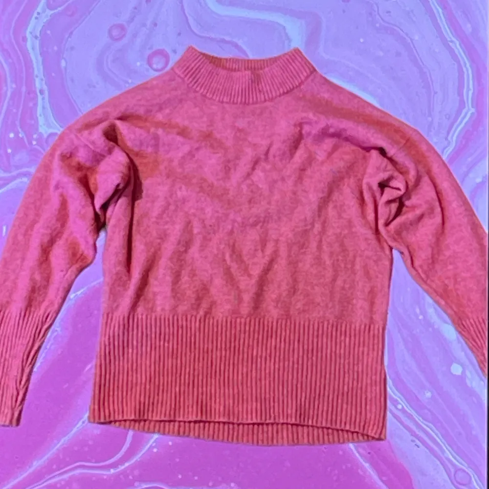Lindex tröja köpt 3-4 månader sen, inga skador använd 2gånger💕 Tryck gärna på köp nu! 💕 Köpt för 250kr, säljer för 50!!. Hoodies.